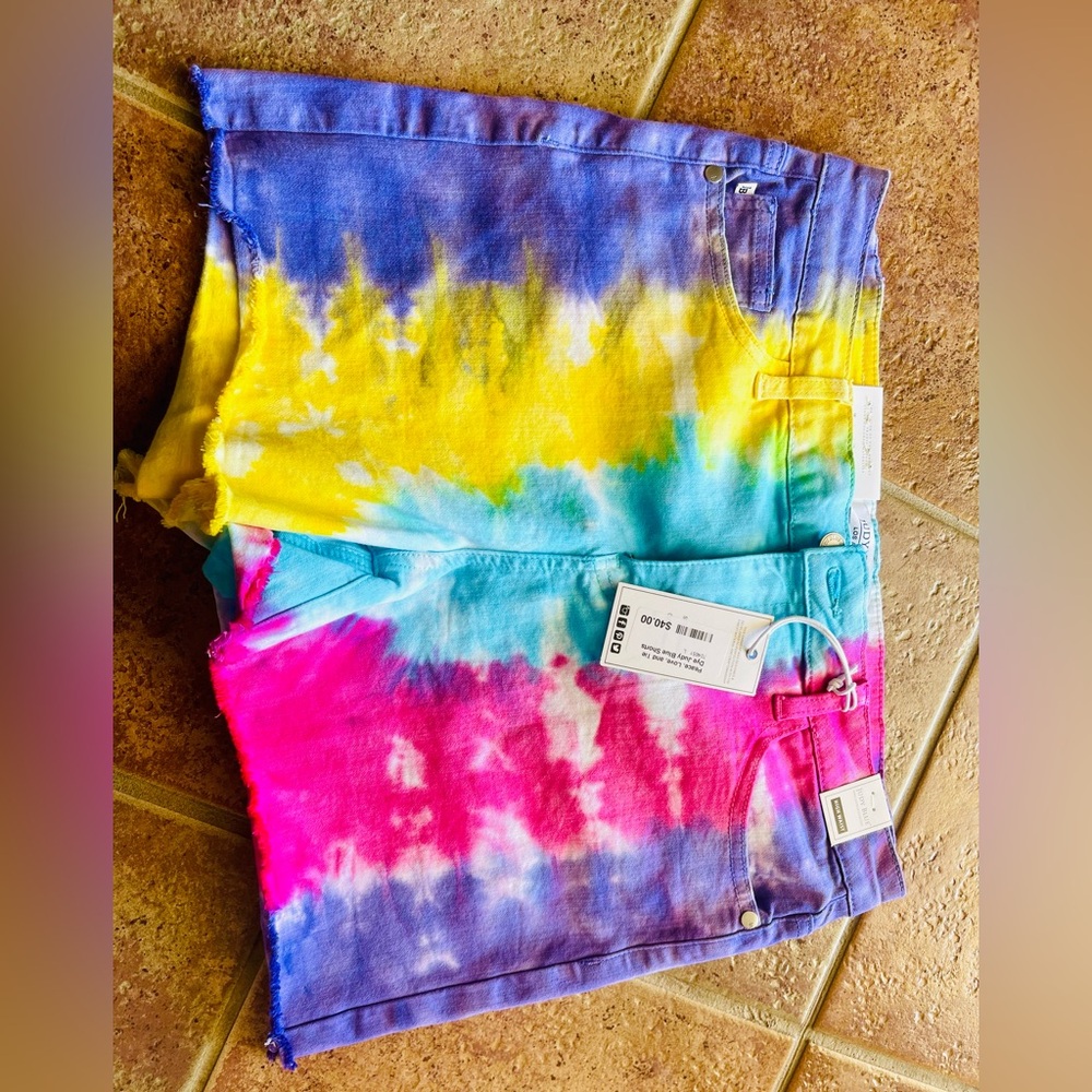 Judy blue tie-dye shorts in size large nwt